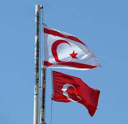 Flaggen der Republik Nordzypern und der Türkei beim Grenzübergang in Nikosia