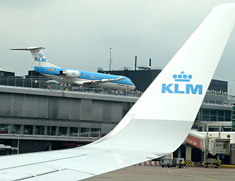 Trüber Amsterdamer Flughafen mit Flugzeug auf Aussichtsterrasse