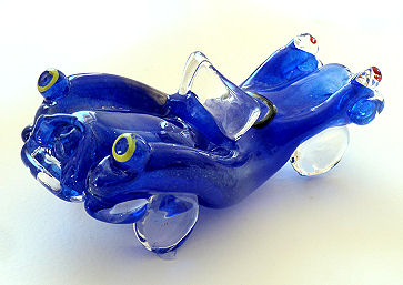 Comicinspiriertes Glasauto in einer Glasfabrik in Boda