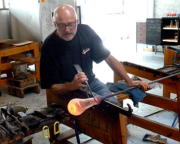 In der Schaubläserei der Glashütte Kosta