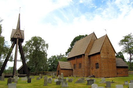 Die Granhults kyrka mit dem freistehenden Holzglockenturm stammt aus dem Jahr 1220