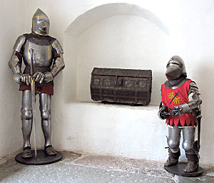 Ritterrüstungen in allen Größen im Schloss Kalmar
