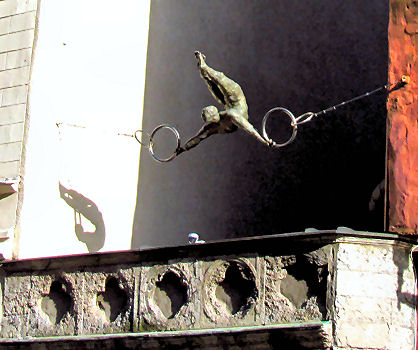 Ein 'Artist' zwischen zwei Altstadthäusern in Malmö