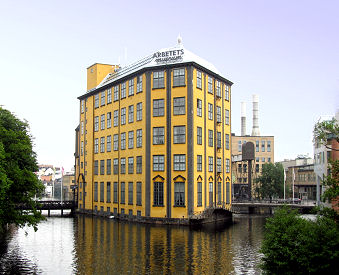 Das Arbeitsmuseum in Norrköping im Motala ström, dem wasserreichen Abfluss des Vätternsees