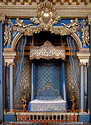 Prunkvoller königlicher Empfangsraum aus früheren Dynastien im Schloss Drottningholm