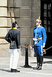 Wachablöse vor dem königlichen Schloss in Stockholm