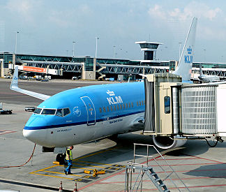 'Unsere' Boeing 737-800 kurz vor dem Andocken am Gate