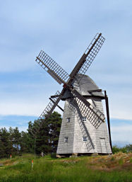 Eine Windmühle am Wegesrand auf dem Weg nach Tollered
