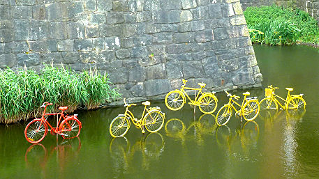 Bunte Kunstinstallation im Festungsgraben von Vaberg