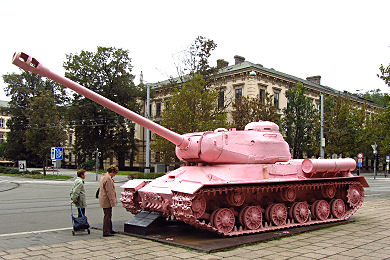 Der rosarote Panzer von David Černý, ein provozierendes Kunstwerk aus 1991 zur Erinnerung an die Befreiung Prags am Ende des zweiten Weltkriegs