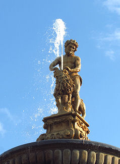 Der Samsonbrunnen auf dem Hauptplatz von Budweis