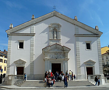 Die außen eher schlichte Kathedrale von Görz