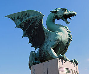 Einer der geflügelten Drachen (das Wappentier der Stadt) bei der Drachenbrücke in Ljubljana