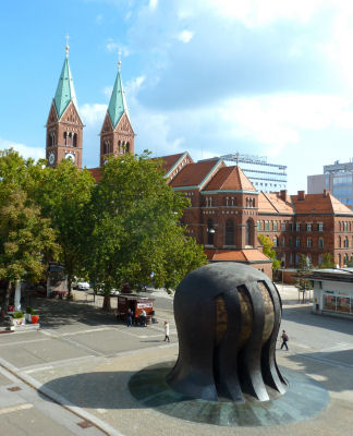 Denkmal des nationalen Befreiungskrieges mit der Basilika der Mutter der Barmherzigkeit im Hintergrund