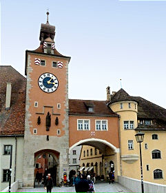 Der Brückenturm am Südende der Steinernen Brücke ist Teil der ehemaligen Stadtbefestigung von Regensburg