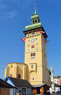 Das Rathaus von Retz eingekreist von Ständen des Weinfestes