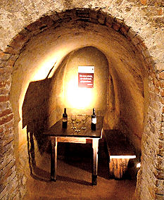 Uriges Verkostungsstübchen in einem der Gänge des größten Weinkellers Österreichs