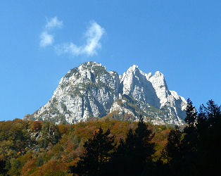Unberührte herbstliche Landschaft im Soča-Tal