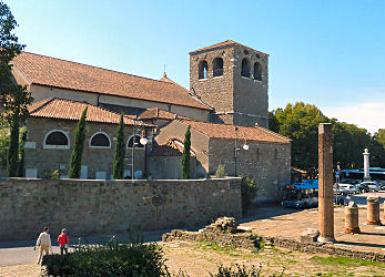 Der eher gedrungene Bau der romanischen Kathedrale San Giusto aus dem 14. Jahrhundert