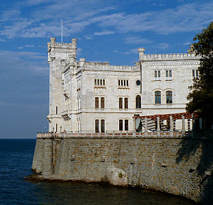 Das malerisch am Golf von Triest gelegene Schloss Miramare