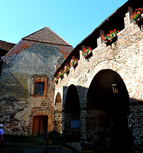 Im Innenhof der Burg Güssing