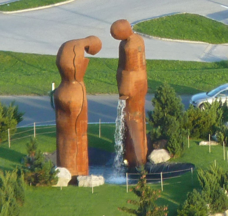 Originelle Wasserspiele-Skulptur im großen Kreisverkehr in Mittersill