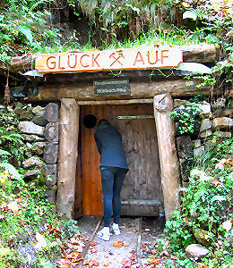 Der Zugang zum Schaustollen des Bergbaumuseums in Mühlbach wird geöffnet