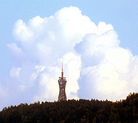 Blick quer über den Wörthersee auf den Aussichtsturm Pyramidenkogel in Keutschach