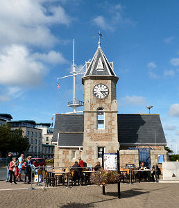 Kiosk beim Hafenzugang