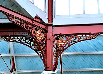 Detail der Gusseisenkonstruktion der Markthalle in St. Helier  mit dem Wappen von Jersey