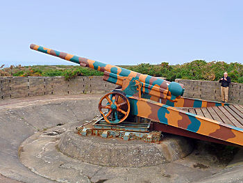 Alte deutsche Schiffsabwehrkanonen an der 'Battery Moltke'