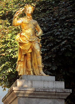 Goldene Statue von König George II auf dem Royal Square in St. Helier