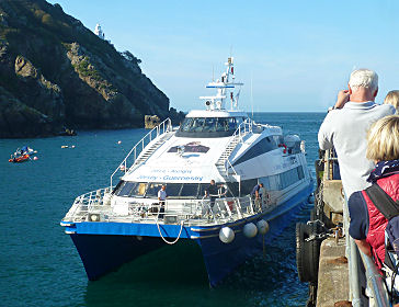 Der Katamaran 'Victor Hugo' läuft im Hafen von Sark ein