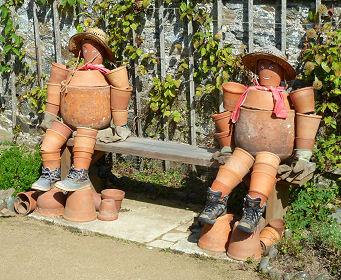 Blumentopfmännchen im Garten der Seigneurie
