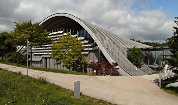 Eine der 3 'organischen' Ausstellungshallen des Paul Klee Zentrums