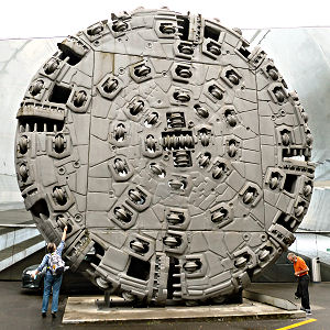 Vor dem Verkehrshaus steht der Bohrkopf der Gotthard-Tunnelbohrmaschine mit 10m Durchmesser