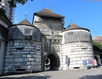 Das massive Baseltor der alten Solothurner Stadtmauer