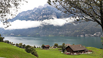 Wolkenverhangener Blick auf den Walensee