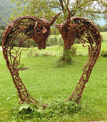 Phantasiefiguren aus Stahl im Skulpturenpark Fahrner