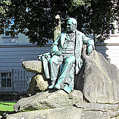 Denkmal des Biedermeier-Schriftstellers Adalbert Stifter (er ist auf dem St. Barbara-Friedhof in Linz begraben)