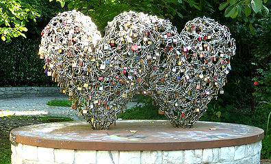Herzskulptur mit Vorhangschlössern in Steyr
