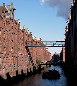 Verbindungssteg (natürlich mit Zuggleisen) zwischen den Backsteinbauten der Speicherstadt für die ständig wachsenden Miniaturwelten