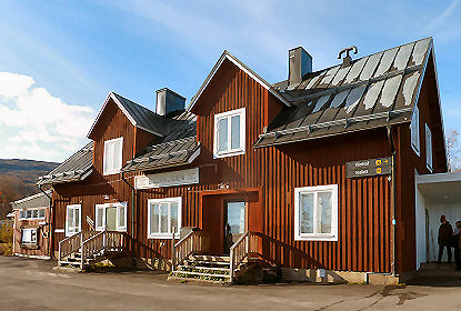 Die Bahnstation Bjorkliden am Tornesee, dem sechstgrößten Schwedens