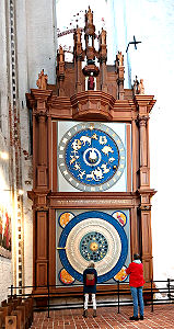 Die 12m hohe astronomische Uhr in der Marienkirche