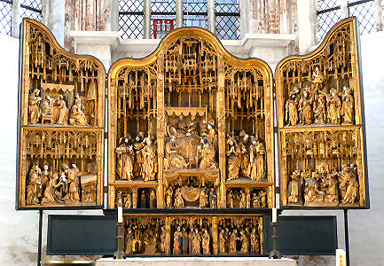 Der geschnitzte gotische Altar der Marienkirche