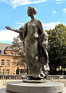 Bronzedenkmal der Großherzogin Charlotte auf der Place de Clairefontaine
