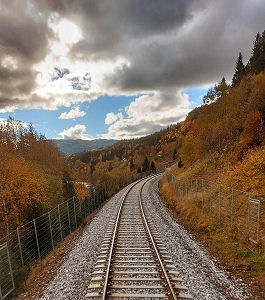 Auf den Schienen nordwärts im morgendlichen, noch düsteren Norwegen
