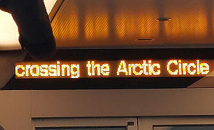 Anzeige im Zug: Wir überqueren den nördlichen Polarkreis