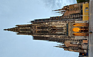 Ulmer Münster am Abend mit dem derzeit höchsten Kirchturm der Welt (161,53 m) solange die 'Sagrada Família' in Barcelona noch nicht fertig ist