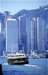 Eine der Fähren vor der Skyline von Hongkong-Island